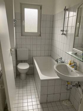 BEISPIELBILD: Bad mit Fenster und weißen Sanitärobjekten - 3 Zimmer Etagenwohnung in Bad Vilbel