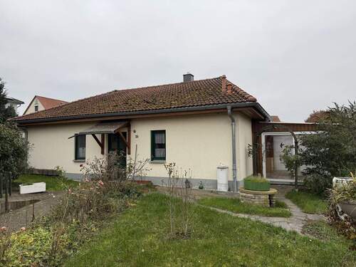 Außenansicht - Bungalow in ruhiger Lage mit Garage