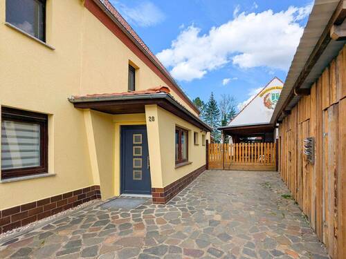 Einfahrt und Hauseingang MFH - 