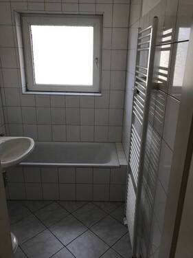 BEISPIELBILD: Tageslichtbad mit weißen Boden- und Wandfliesen und weißen Sanitärobjekten - 3 Zimmer Etagenwohnung zur Miete in Bad Vilbel