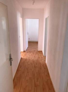 BEISPIELBILD: Flur mit pflegeleichten PVC-Bodenbelag in Holzoptik - 3 Zimmer Etagenwohnung in Bad Vilbel