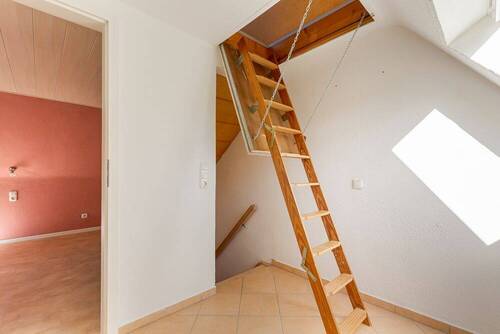 Treppe zur Spitzboden - 