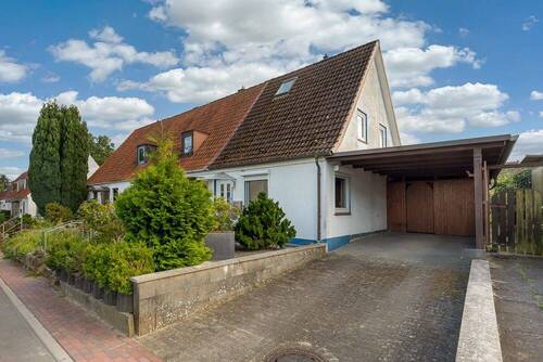 Ansicht mit Carport - 2 Zimmer Reihenendhaus zum Kaufen in Lauenburg/Elbe