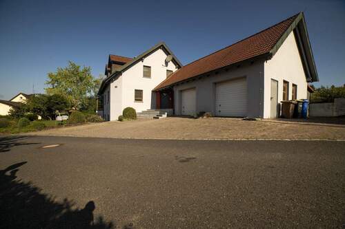 Seitenansicht - 7 Zimmer Einfamilienhaus zum Kaufen in Waldbüttelbrunn