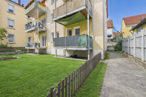Hausansicht hinten + Garten - Attraktive 2,5-Zimmer-Wohnung mit Balkon, Fußbodenheizung & Gartennutzung in guter Lage von Stuttgart-Bad Cannstatt