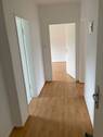 Flur mit PVC-Bodenbelag in Holzoptik - Etagenwohnung mit 46,90 m&sup2; in Bad Vilbel zur Miete