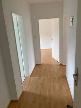 Flur mit PVC-Bodenbelag in Holzoptik - Etagenwohnung mit 46,90 m&sup2; in Bad Vilbel zur Miete