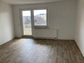 Beispielfoto - Wohnzimmer mit Zugang zum Balkon - 
