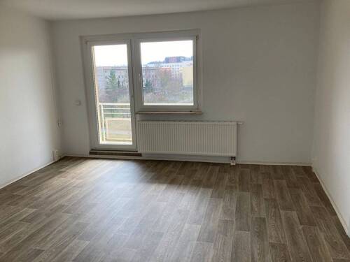 Beispielfoto - Wohnzimmer mit Zugang zum Balkon - 