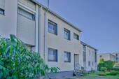 Seitlicher Blick mit Vorgarten - 6 Zimmer Reihenmittelhaus zum Kaufen in Braunschweig