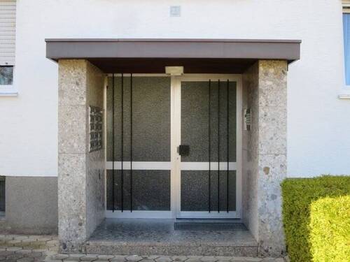 Hauseingang - Etagenwohnung mit 82,00 m² in Rosenheim zum Kaufen