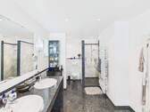 Geräumiges Badezimmer - 