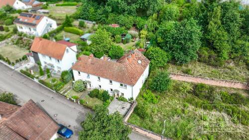 Luftbild - Straßenansicht Doppelhaus und Garten - 
