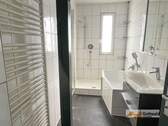1. OG: TL-Bad mit Dusche und Wanne - 