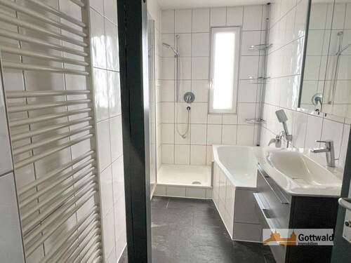 1. OG: TL-Bad mit Dusche und Wanne - 