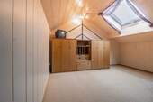 Hier findet sich ein großes Zimmer mit seitlicher Staufläche - 