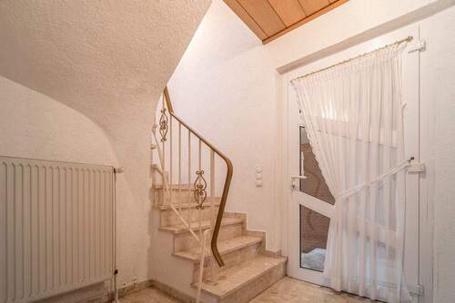 mit Treppenaufgang - 