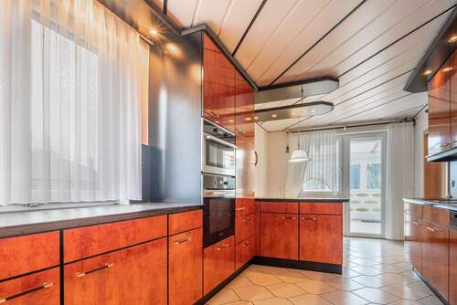 Die Küche hat einen Zugang zum - 