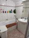 Bad mit Dusche und Badewanne im EG - 