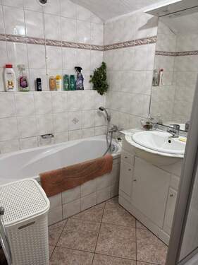 Bad mit Dusche und Badewanne im EG - 