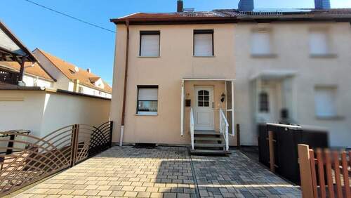 Hausansicht - 4 Zimmer Reihenendhaus zum Kaufen in Regis-Breitingen