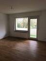 BEISPIELBILD: Wohnzimmer mit Vinylbodenbelag in Holzoptik und Zugang zum Balkon - 3 Zimmer Etagenwohnung zur Miete in Bad Vilbel