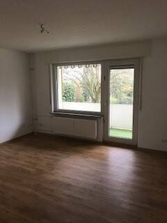 BEISPIELBILD: Wohnzimmer mit Vinylbodenbelag in Holzoptik und Zugang zum Balkon - 3 Zimmer Etagenwohnung zur Miete in Bad Vilbel