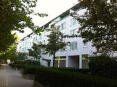 Wohnhaus (Frontseite) - HELLES SINGLE-APPARTEMENT! Sonniger Balkon, Aufzug, Stellplatz uvm. in grüner ruhiger Stadtrandlage!