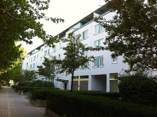 Wohnhaus (Frontseite) - HELLES SINGLE-APPARTEMENT! Sonniger Balkon, Aufzug, Stellplatz uvm. in grüner ruhiger Stadtrandlage!