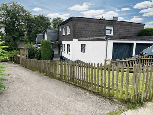 Zweifamilienhaus - Vermietetes Zweifamilienhaus mit großem Garten in begehrter und ruhiger Lage