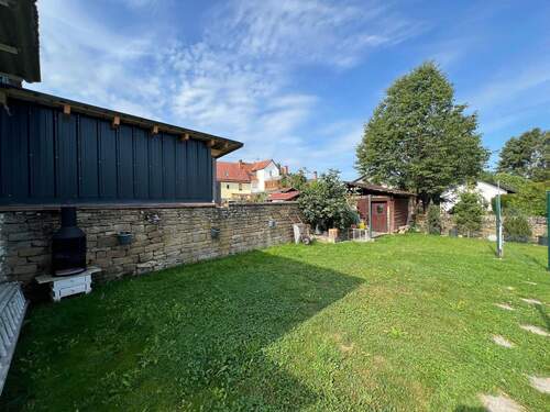 Blick in Garten und zu Holzschuppen - 