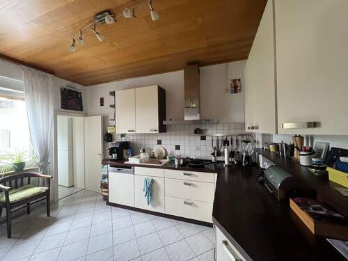 Küche mit Einbauküche im EG - 