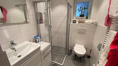 Bad mit Walk in Dusche im Erdgeschoss - 