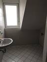 TGL-Bad mit weißen Fliesen und weißen Sanitärobjekten - 2 Zimmer Etagenwohnung zur Miete in Friedrichsdorf