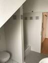 TGL-Bad mit weißen Fliesen und weißen Sanitärobjekten - 2 Zimmer Etagenwohnung in Friedrichsdorf
