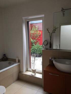 Badezimmer Blick ins Atrium - 