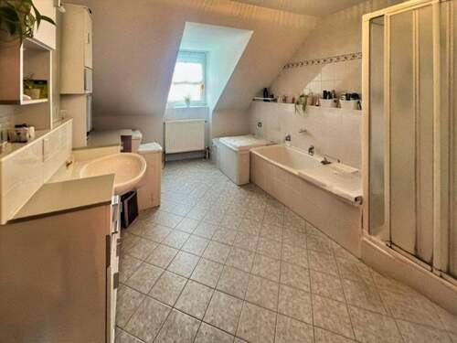 Gut ausgestattetes Badezimmer mit Tageslicht - 