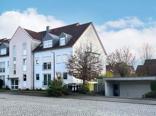 Straßenglanz: Die äußere Perspektive unserer Wohnung - Gemütliche Dachgeschosswohnung in Niederwerrn Moderne Wohnung mit Balkon und Tageslichtbad
