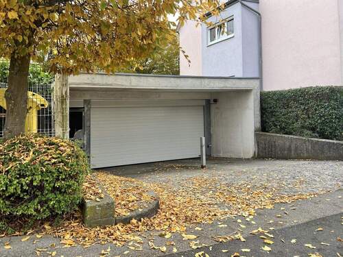 Einfahrt zur Tiefgarage: Klar, komfortabel, zuverlässig - 3 Zimmer Etagenwohnung zum Kaufen in Niederwerrn