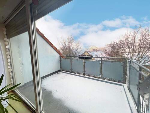 Balkon mit Aussicht ins Grüne, Atmosphäre zum Verweilen - 3 Zimmer Etagenwohnung in Niederwerrn