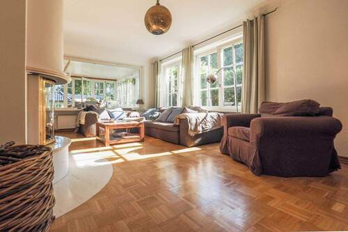 helles Wohnzimmer mit Kamin - 