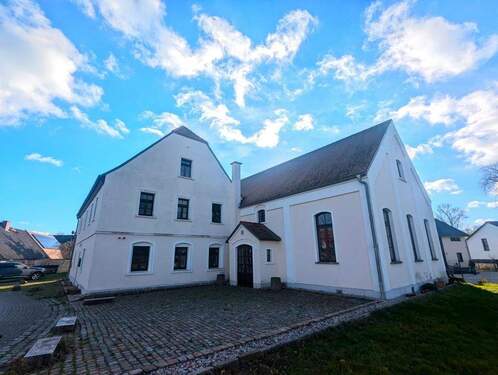 Vorplatz und Eingang - Mehrfamilienhaus, Wohnhaus mit 359,00 m&sup2; in Jesewitz zum Kaufen