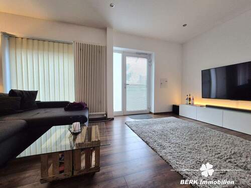 Wohnbereich mit Zugang zu Terrasse/Treppenabgang - 3 Zimmer Etagenwohnung in Alzenau in Unterfranken / Hörstein