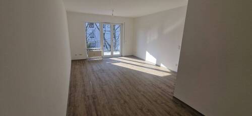 Beispielbild Schlafzimmer mit Vinyl Bodenbelag in Holzoptik mit tapezierfähigen Wänden - 3 Zimmer Etagenwohnung zur Miete in Frankfurt am Main