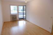 50a_Schlafzimmer mit Balkon-Austritt - 