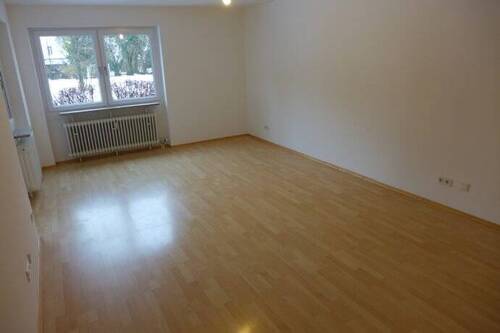 20a_großzügiges Wohnzimmer - 2 Zimmer Etagenwohnung in München
