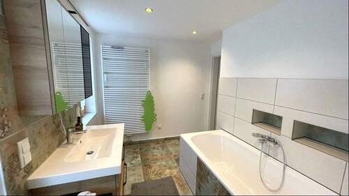 Bad mit Wanne und Dusche - 