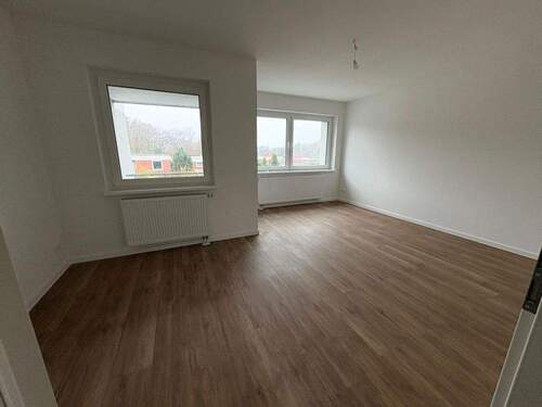 Wohnzimmer mit Balkon - 2 Zimmer Etagenwohnung zur Miete in Lüneburg