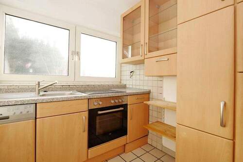 ...und Einbauküche mit viel Licht - 