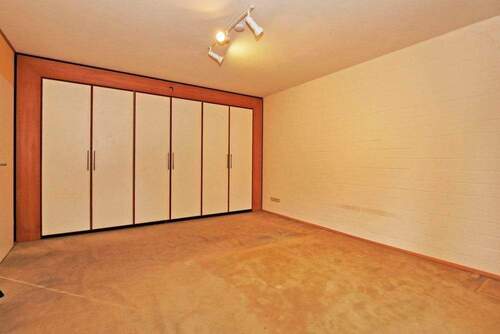 Großes Schlafzimmer mit Zugang zum Bad - 